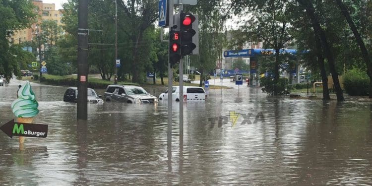 У Тернополі сильна злива: по місту течуть просто ріки (Відео, фото)