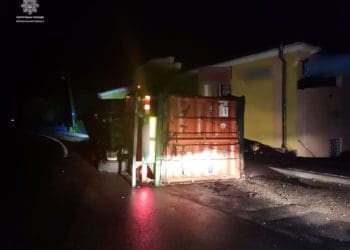 П’яний водій перекинув вaнтaжівку DAF нa Тернопільщині