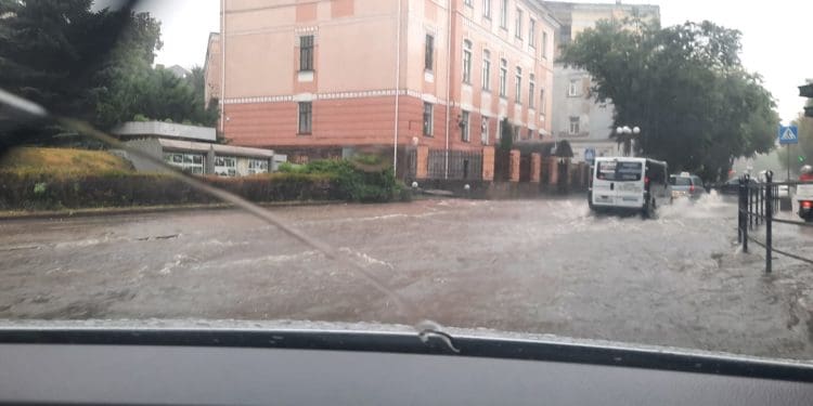 У Тернополі сильна злива: по місту течуть просто ріки (Відео, фото)