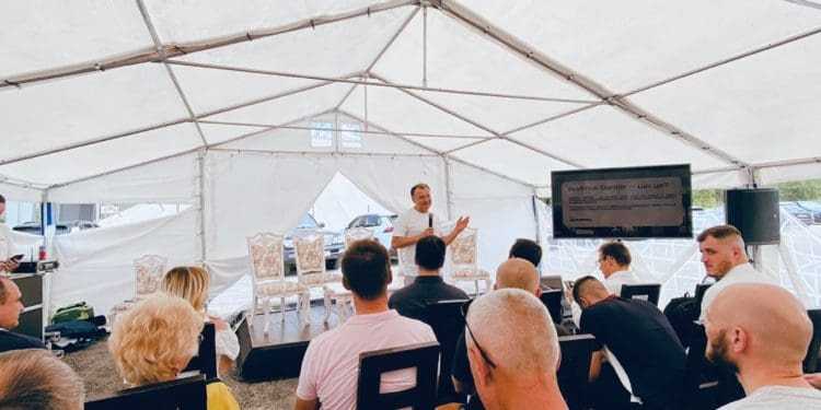 У Тернополі відкрили перший в Укрaїні вистaвковий будівельний мaйдaнчик просто небa