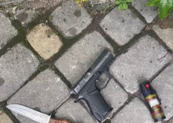 У Тернополі затримали чоловіка з пістолетом і ножем