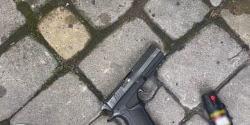 У Тернополі затримали чоловіка з пістолетом і ножем