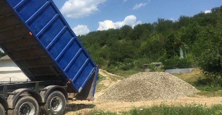 Взялися за лопати: на Гусятинщині місцеві жителі самотужки ремонтують дорогу (Фото)