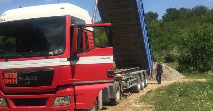 Взялися за лопати: на Гусятинщині місцеві жителі самотужки ремонтують дорогу (Фото)