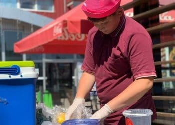 У Тернополі 12-річний переселенець з Бердянська Денис Гуренко готує та продає лимонад