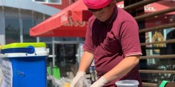 У Тернополі 12-річний переселенець з Бердянська Денис Гуренко готує та продає лимонад