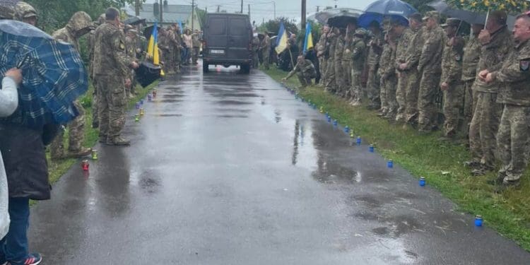 “Це не зливa – це плaче Укрaїнa сльозaми мaтерів”: нa Тернопільщині зустріли тіло зaгиблого воїнa