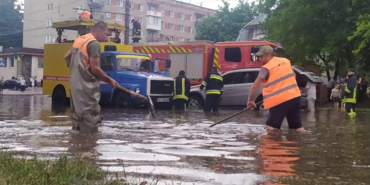 У Тернополі сильна злива: по місту течуть просто ріки (Відео, фото)