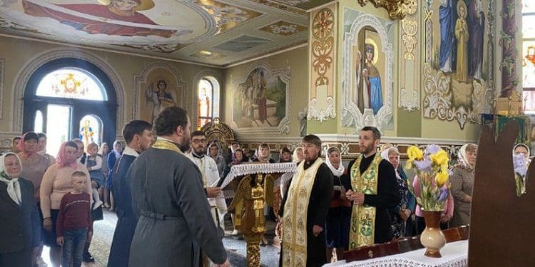 4 тернопільські священники 2,5 години їхали на велосипедах, щоб відслужити молебень за захисників