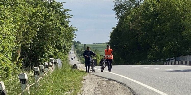 4 тернопільські священники 2,5 години їхали на велосипедах, щоб відслужити молебень за захисників