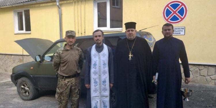 Архієпископ у Тернополі освятив авто для захисників