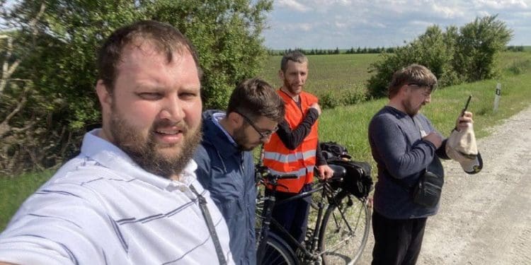 4 тернопільські священники 2,5 години їхали на велосипедах, щоб відслужити молебень за захисників