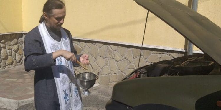 Архієпископ у Тернополі освятив авто для захисників