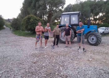 Взялися за лопати: на Гусятинщині місцеві жителі самотужки ремонтують дорогу (Фото)