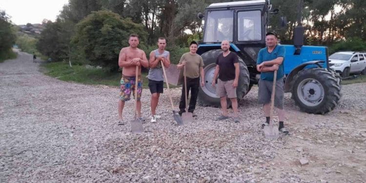 Взялися за лопати: на Гусятинщині місцеві жителі самотужки ремонтують дорогу (Фото)
