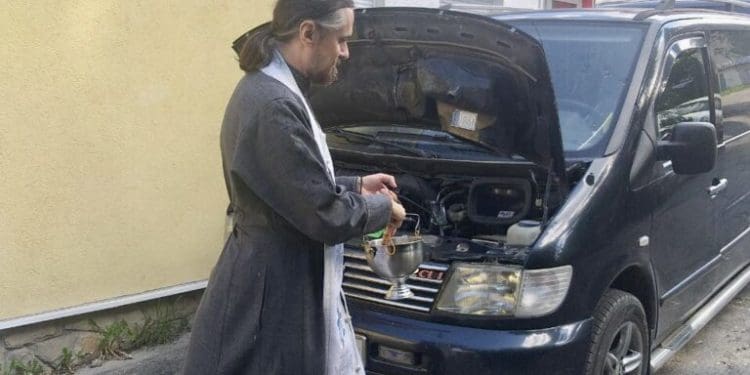 Архієпископ у Тернополі освятив авто для захисників