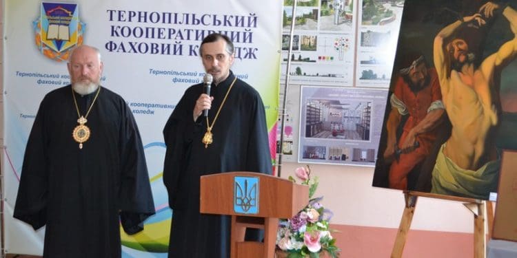 На благодійній виставці-аукціоні у Тернопільському кооперативному збирали гроші на допомогу військовим