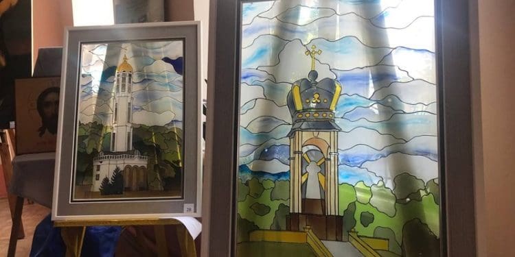 На благодійній виставці-аукціоні у Тернопільському кооперативному збирали гроші на допомогу військовим