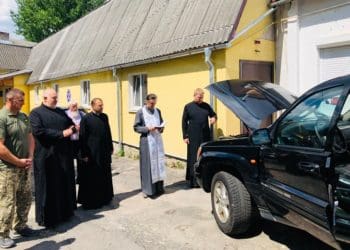 Владика Нестор освятив авто для 45-ї бригади