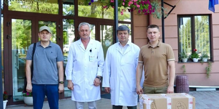 Володимир Болєщук передав медикаменти від пластунів з Франції у Тернопільську обласну клінічну лікарню