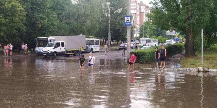 У Тернополі сильна злива: по місту течуть просто ріки (Відео, фото)