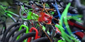 4 тернопільські священники 2,5 години їхали на велосипедах, щоб відслужити молебень за захисників