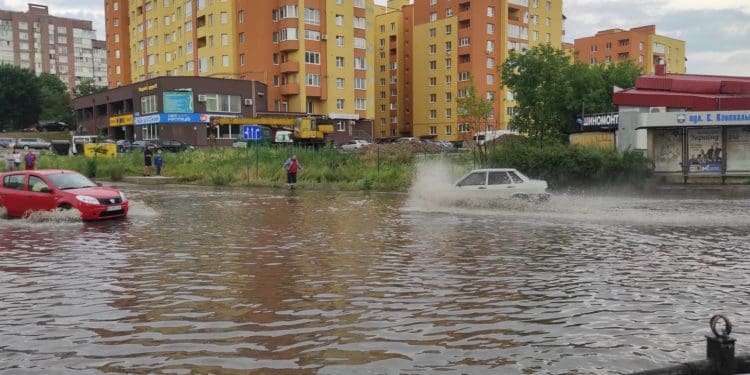 У Тернополі сильна злива: по місту течуть просто ріки (Відео, фото)