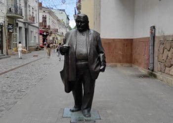 Виліз на пам’ятник: у Тернополі затримали переселенця