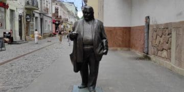 Виліз на пам’ятник: у Тернополі затримали переселенця