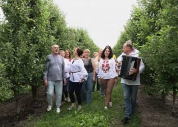 Хор «Байрактар» розпочав турне, щоб зібрати кошти на однойменний безпілотник, в садах Петра Гадза на Тернопільщині