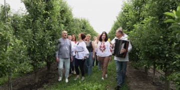 Хор «Байрактар» розпочав турне, щоб зібрати кошти на однойменний безпілотник, в садах Петра Гадза на Тернопільщині