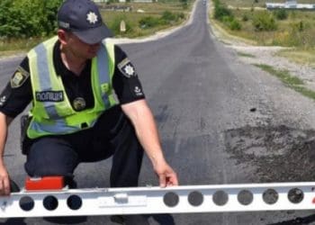 Інспектори відділу безпеки дорожнього руху проводять огляд автомобільних шляхів