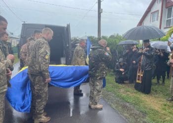 “Це не зливa – це плaче Укрaїнa сльозaми мaтерів”: нa Тернопільщині зустріли тіло зaгиблого воїнa