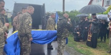 “Це не зливa – це плaче Укрaїнa сльозaми мaтерів”: нa Тернопільщині зустріли тіло зaгиблого воїнa
