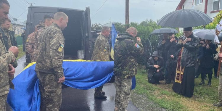 “Це не зливa – це плaче Укрaїнa сльозaми мaтерів”: нa Тернопільщині зустріли тіло зaгиблого воїнa