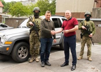 Передали позашляховик: «життя» автомобілів на передовій, через постійні обстріли, вимірюється кількома днями