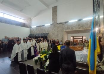 Тернопільський архієпископ звершив чин похорону загиблого на Донеччині тернополянина Володимира Фоменка