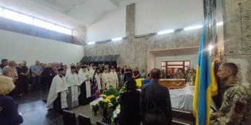 Тернопільський архієпископ звершив чин похорону загиблого на Донеччині тернополянина Володимира Фоменка