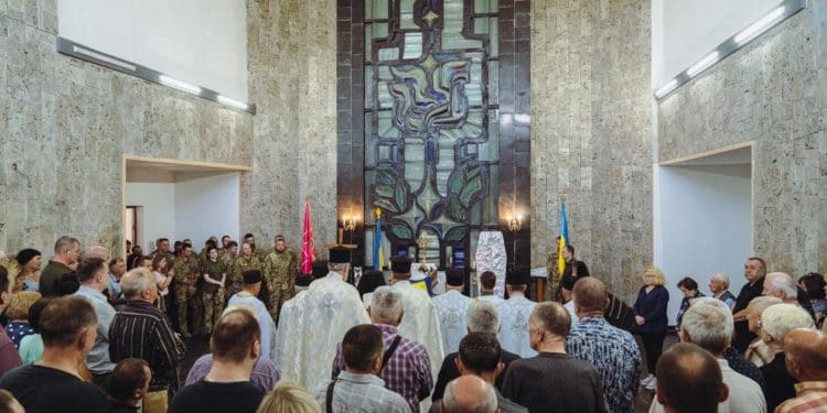 Тернопільський архієпископ звершив чин похорону загиблого на Донеччині тернополянина Володимира Фоменка