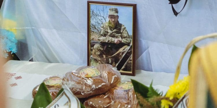 Тернопільський архієпископ звершив чин похорону загиблого на Донеччині тернополянина Володимира Фоменка
