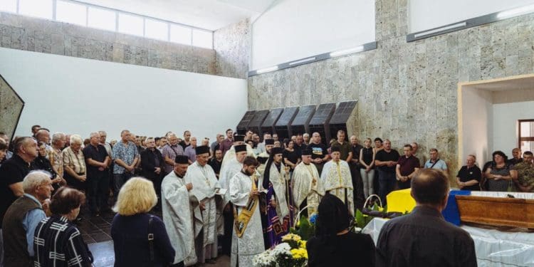 Тернопільський архієпископ звершив чин похорону загиблого на Донеччині тернополянина Володимира Фоменка