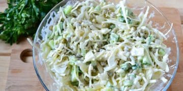 Салат з молодої капусти з огірком та зеленим горошком: рецепт дня