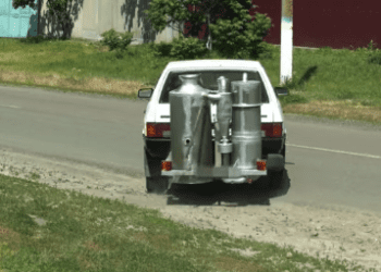 Українець перевів своє легкове авто на дрова