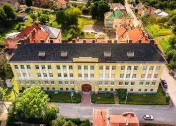 В Бережанах на Тернопільщині хочуть розпочати навчальний рік в серпні