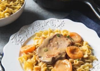 Свинина, тушкована з абрикосами та йогуртом: рецепт дня