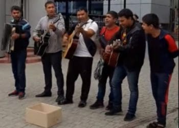 На автовокзалі в Тернополі роми влаштували справжній музичний перфоменс