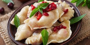 Ніжні вареники з вишнею: як приготувати неймовірно смачну страву