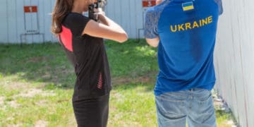 Чемпіон світу з біатлону Дмитро Підручний навчає юних спортсменів стріляти