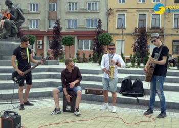 Тернопільський гурт дарував музику у Золочеві на вулиці (Відео)