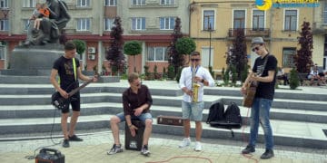 Тернопільський гурт дарував музику у Золочеві на вулиці (Відео)